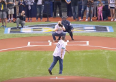 Wilson Álvarez lanzó la primera pelota al cumplirse 20 años del debut del equipo Tampa Bay Rays